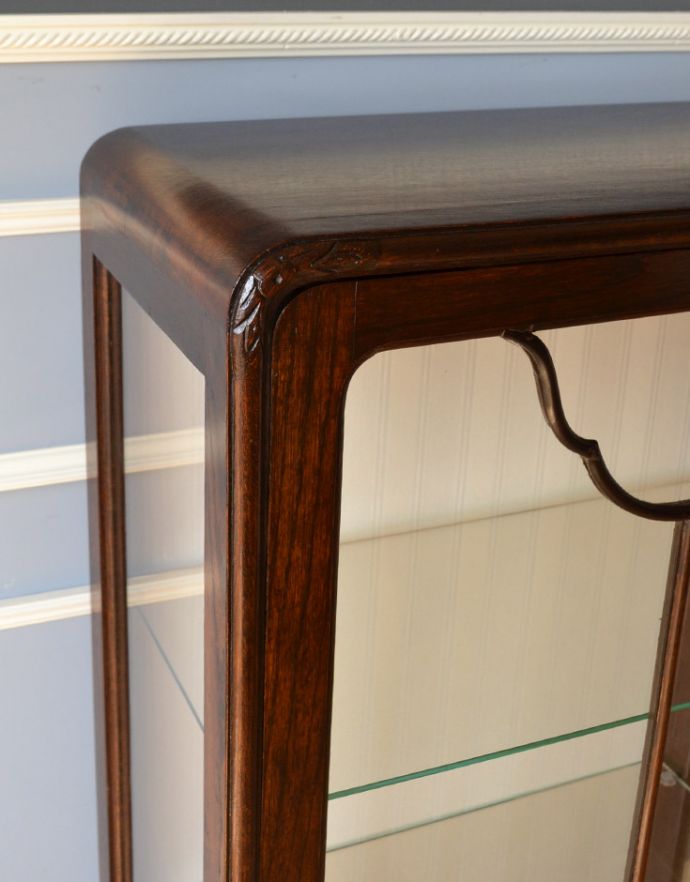 アンティークのキャビネット アンティーク家具 木の装飾がキレイなアンティークの家具、鍵付きのガラスキャビネット。丸みのあるフォルムで優しい雰囲気です。(q-711-f)