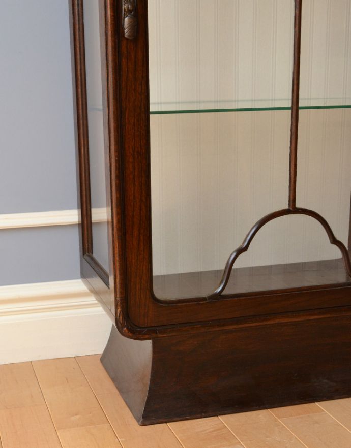 アンティークのキャビネット アンティーク家具 木の装飾がキレイなアンティークの家具、鍵付きのガラスキャビネット。安定感のあるしっかりとした造りになっています。(q-711-f)