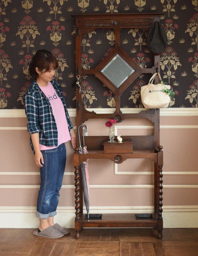 アンティークの玄関収納　アンティーク家具　英国ならではのアンティーク家具、カッティングミラーが付いたホールスタンド（コート掛け）。家に来たお客様が必ず初めて訪れる場所が玄関。(q-713-f)