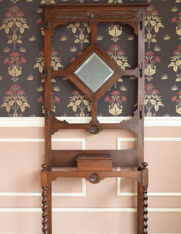 アンティークの玄関収納　アンティーク家具　英国ならではのアンティーク家具、カッティングミラーが付いたホールスタンド（コート掛け）。１つで何役もこなしてしまう便利なホールスタンド。(q-713-f)