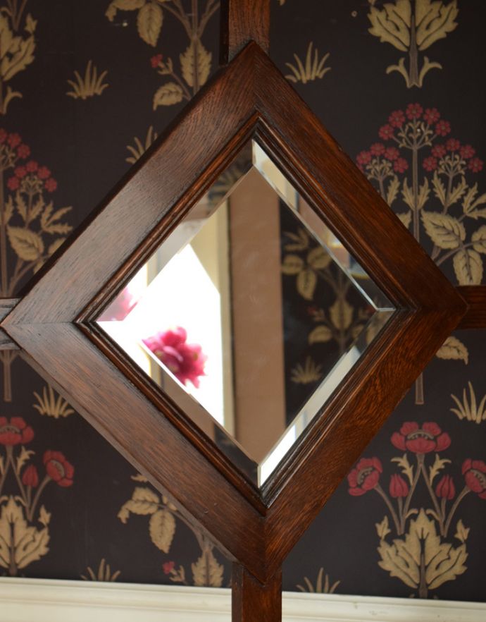 アンティークの玄関収納　アンティーク家具　英国ならではのアンティーク家具、カッティングミラーが付いたホールスタンド（コート掛け）。鏡があることで、出かける前にサッと身だしなみチェックできるから本当に便利。(q-713-f)