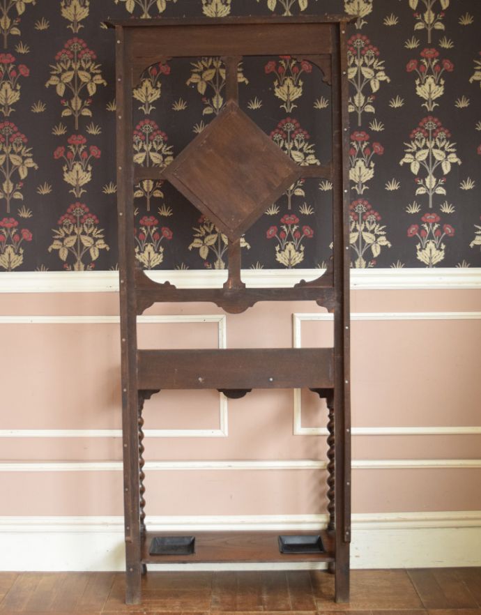 アンティークの玄関収納　アンティーク家具　英国ならではのアンティーク家具、カッティングミラーが付いたホールスタンド（コート掛け）。キチンとメンテナンスしてありますので、裏もキレイな状態です。(q-713-f)