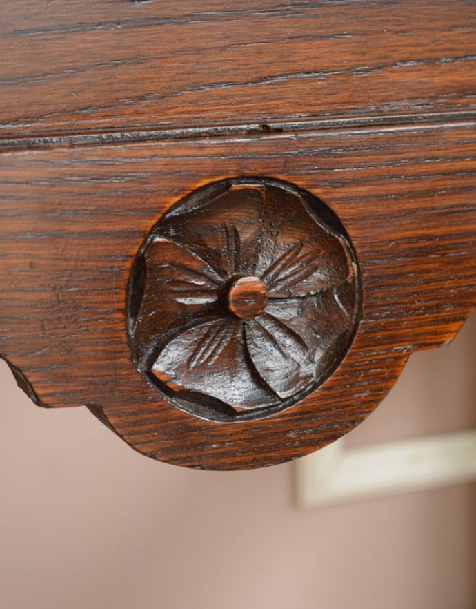 アンティークの玄関収納　アンティーク家具　英国ならではのアンティーク家具、カッティングミラーが付いたホールスタンド（コート掛け）。木の装飾が上品なアクセントになっています。(q-713-f)