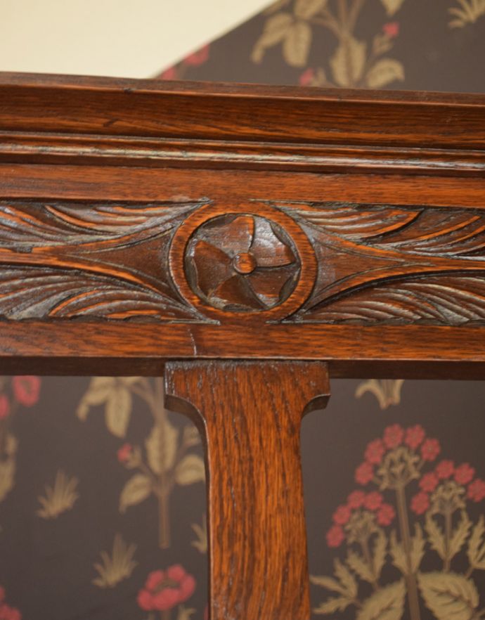 アンティークの玄関収納　アンティーク家具　英国ならではのアンティーク家具、カッティングミラーが付いたホールスタンド（コート掛け）。落ち着いて上品なデザインが日本のお家にも似合います。(q-713-f)