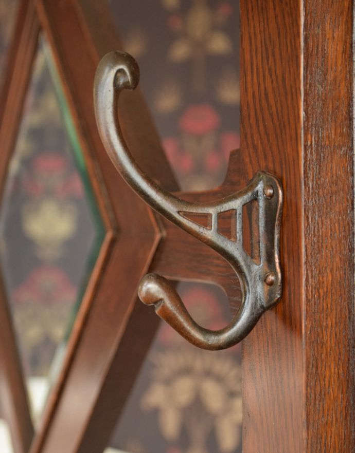アンティークの玄関収納　アンティーク家具　英国ならではのアンティーク家具、カッティングミラーが付いたホールスタンド（コート掛け）。オシャレなデザインのダブルフック。(q-713-f)