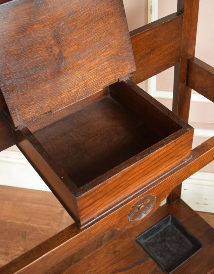 アンティークの玄関収納　アンティーク家具　英国ならではのアンティーク家具、カッティングミラーが付いたホールスタンド（コート掛け）。靴ブラシを入れていたフタ付き収納も。(q-713-f)