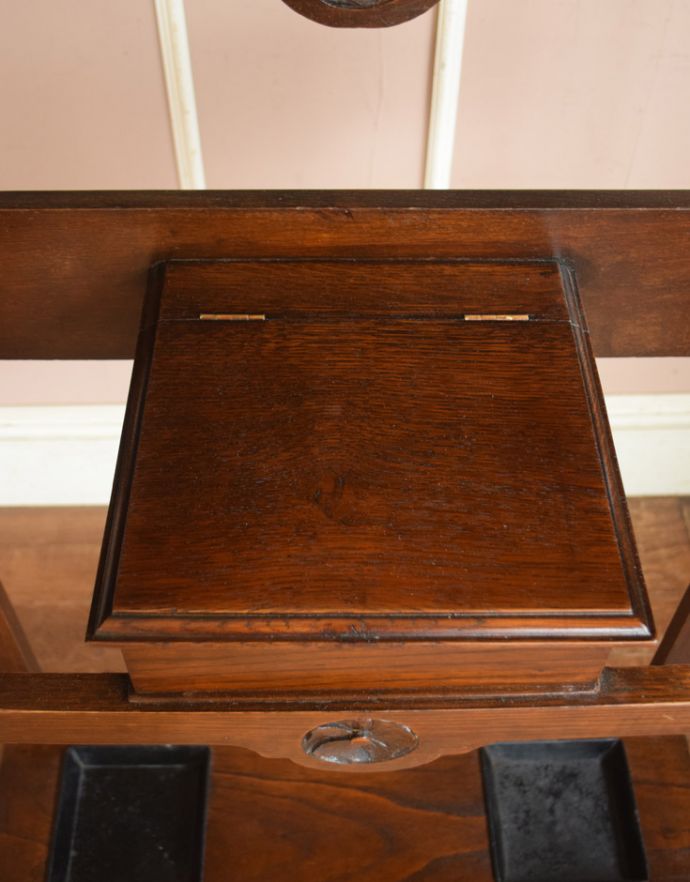 アンティークの玄関収納　アンティーク家具　英国ならではのアンティーク家具、カッティングミラーが付いたホールスタンド（コート掛け）。スタンドの真ん中にも収納があります！。(q-713-f)