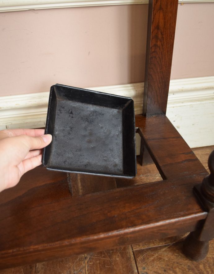 アンティークの玄関収納　アンティーク家具　英国ならではのアンティーク家具、カッティングミラーが付いたホールスタンド（コート掛け）。本来ステッキスタンドだった場所は傘立てにピッタリ。(q-713-f)