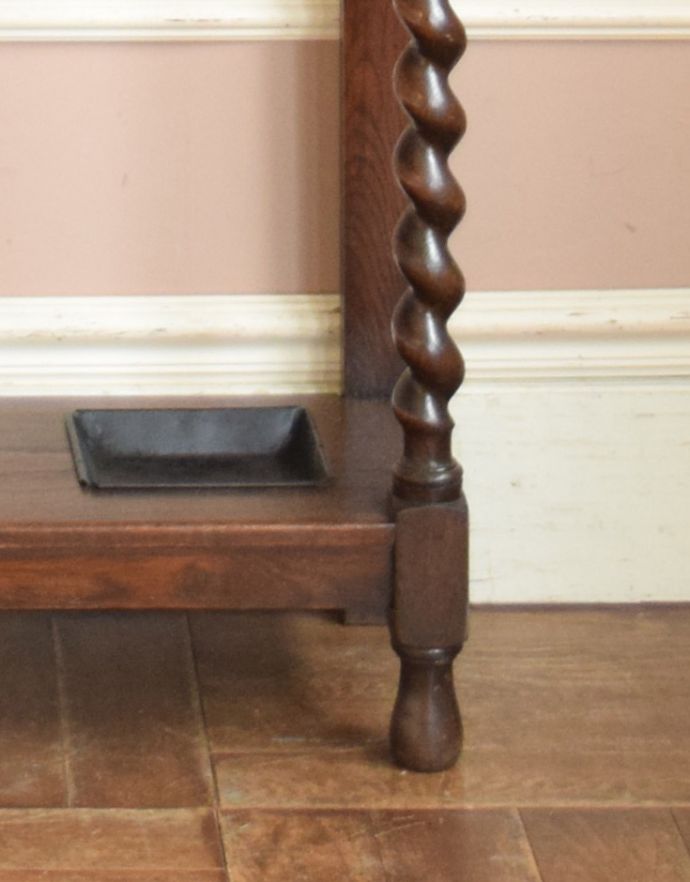 アンティークの玄関収納　アンティーク家具　英国ならではのアンティーク家具、カッティングミラーが付いたホールスタンド（コート掛け）。メンテナンスされた脚がしっかり支えてくれます。(q-713-f)