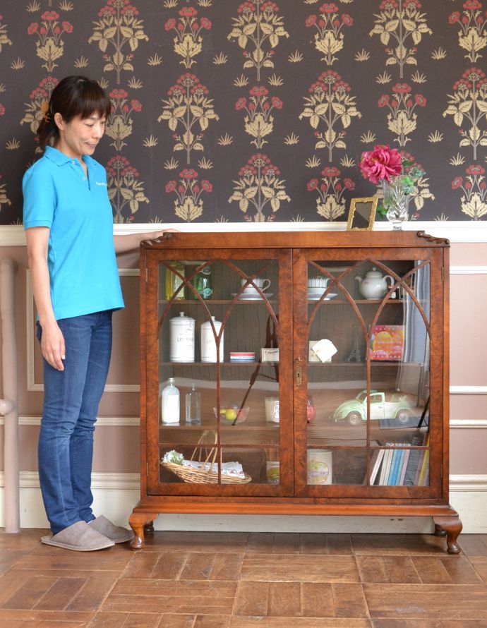 アンティークのキャビネット　アンティーク家具　英国から届いたアンティーク家具、ガラス扉のデザインが上品な木製のブックケース（本棚）。本棚としてはもちろん、グラスや食器を並べて飾り棚としても素敵ですよ。(q-714-f)