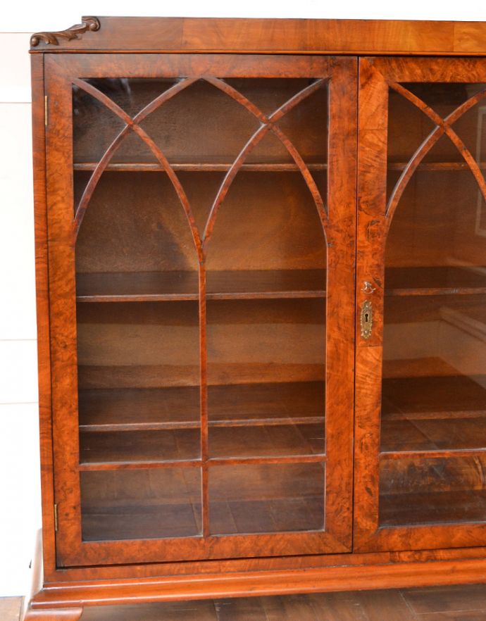 アンティークのキャビネット　アンティーク家具　英国から届いたアンティーク家具、ガラス扉のデザインが上品な木製のブックケース（本棚）。アンティークのガラスがキレイにはめ込んであります。(q-714-f)