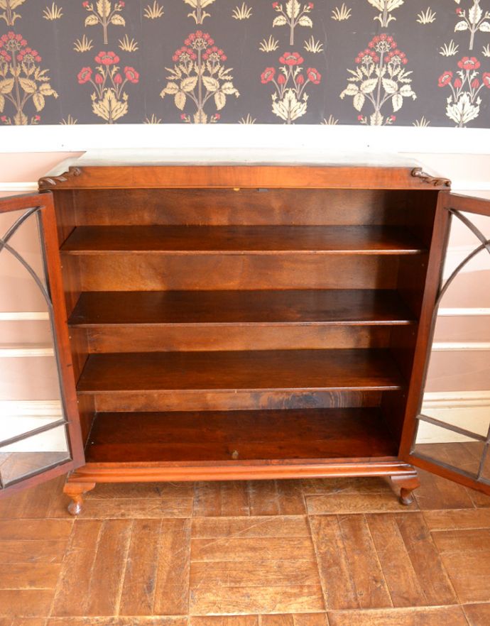 アンティークのキャビネット　アンティーク家具　英国から届いたアンティーク家具、ガラス扉のデザインが上品な木製のブックケース（本棚）。両開きで出し入れもしやすいですよ。(q-714-f)