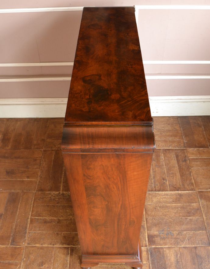 アンティークのキャビネット　アンティーク家具　英国から届いたアンティーク家具、ガラス扉のデザインが上品な木製のブックケース（本棚）。天板もキレイな状態で仕上げてあります。(q-714-f)