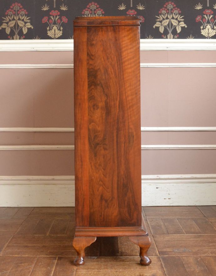 アンティークのキャビネット　アンティーク家具　英国から届いたアンティーク家具、ガラス扉のデザインが上品な木製のブックケース（本棚）。横から見てもピカピカです。(q-714-f)