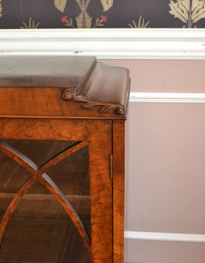 アンティークのキャビネット　アンティーク家具　英国から届いたアンティーク家具、ガラス扉のデザインが上品な木製のブックケース（本棚）。天板にもカッティングが施されていて、上品です。(q-714-f)