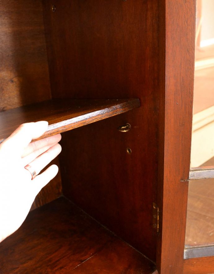 アンティークのキャビネット　アンティーク家具　英国から届いたアンティーク家具、ガラス扉のデザインが上品な木製のブックケース（本棚）。棚板は取り外すことも可能です。(q-714-f)