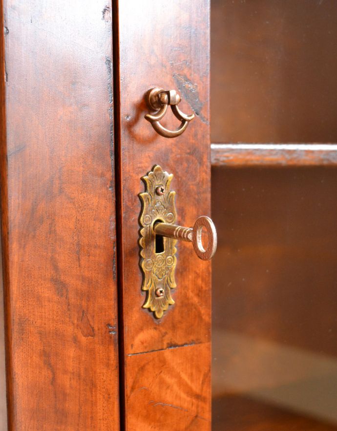 アンティークのキャビネット　アンティーク家具　英国から届いたアンティーク家具、ガラス扉のデザインが上品な木製のブックケース（本棚）。アンティークの味わいが詰まっている小さな取っ手が付いています。(q-714-f)