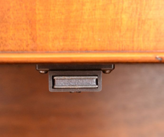 アンティークのキャビネット　アンティーク家具　英国から届いたアンティーク家具、ガラス扉のデザインが上品な木製のブックケース（本棚）。マグネットが付いているので開け閉めはスムーズです。(q-714-f)