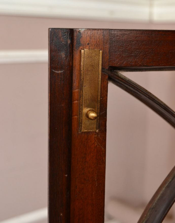 アンティークのキャビネット　アンティーク家具　英国から届いたアンティーク家具、ガラス扉のデザインが上品な木製のブックケース（本棚）。扉を留めるためのストッパーも当時のものです。(q-714-f)