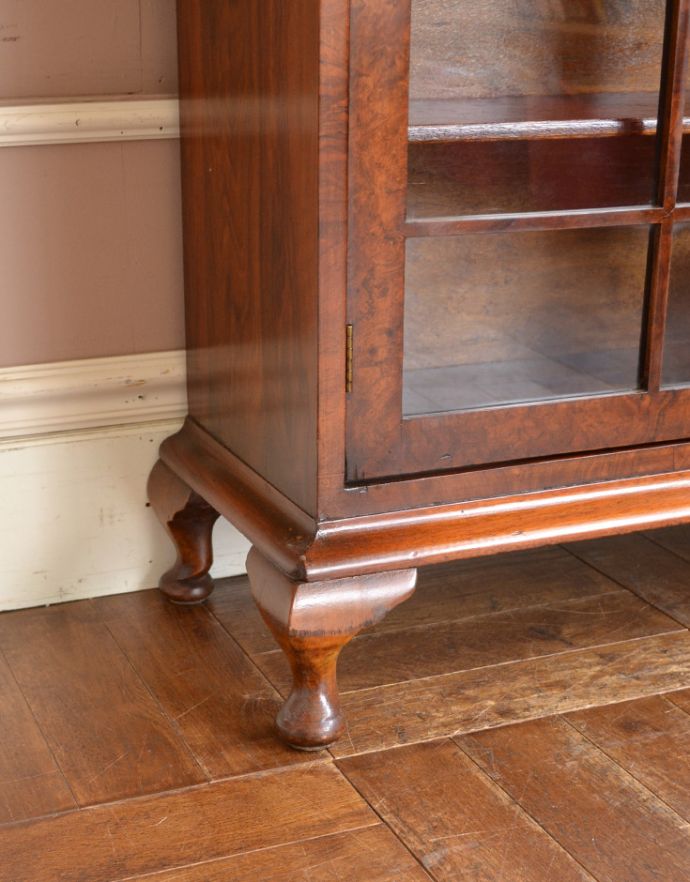 アンティークのキャビネット　アンティーク家具　英国から届いたアンティーク家具、ガラス扉のデザインが上品な木製のブックケース（本棚）。しっかりとした安定感があります。(q-714-f)