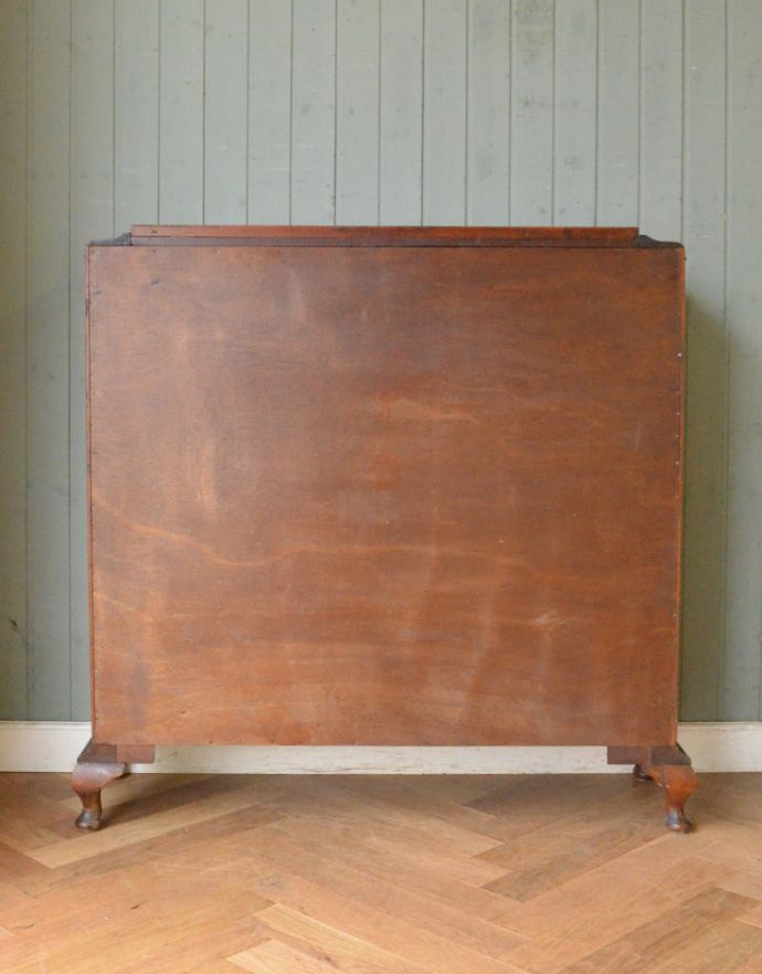 アンティークのキャビネット　アンティーク家具　英国から届いたアンティーク家具、ガラス扉のデザインが上品な木製のブックケース（本棚）。きちんとメンテナンスしてあるので、裏側もキレイです。(q-714-f)