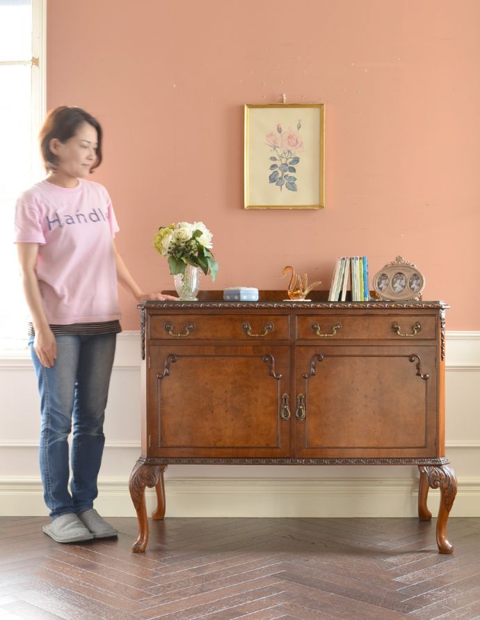 アンティークのキャビネット　アンティーク家具　クラシックなデザインのアンティーク英国家具、ウォルナット材のリビングボード（サイドボード）。美しい装飾が華やかなサイドボード。(q-715-f)