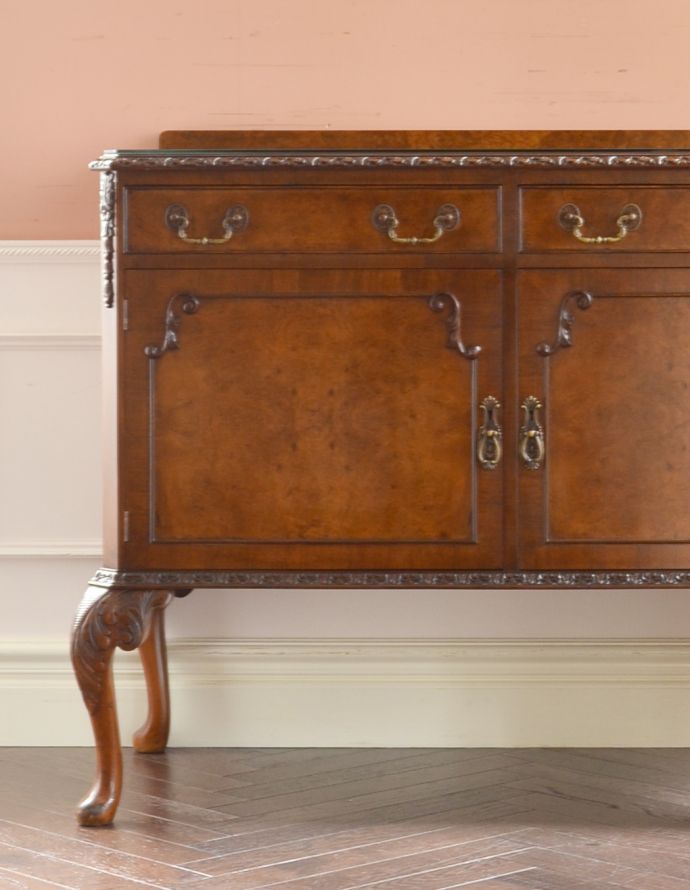 アンティークのキャビネット　アンティーク家具　クラシックなデザインのアンティーク英国家具、ウォルナット材のリビングボード（サイドボード）。ウォルナット材の美しい木目が迫力満点！客間やリビングなどキチンとした雰囲気を作りたいコーナーにも最適です。(q-715-f)