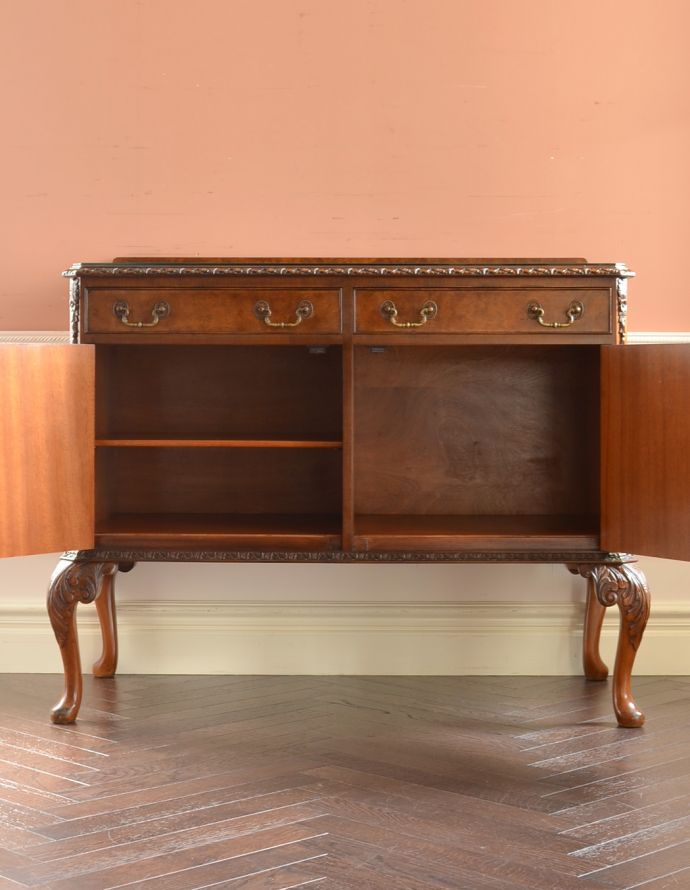 アンティークのキャビネット　アンティーク家具　クラシックなデザインのアンティーク英国家具、ウォルナット材のリビングボード（サイドボード）。棚板があるので整理しやすいです。(q-715-f)