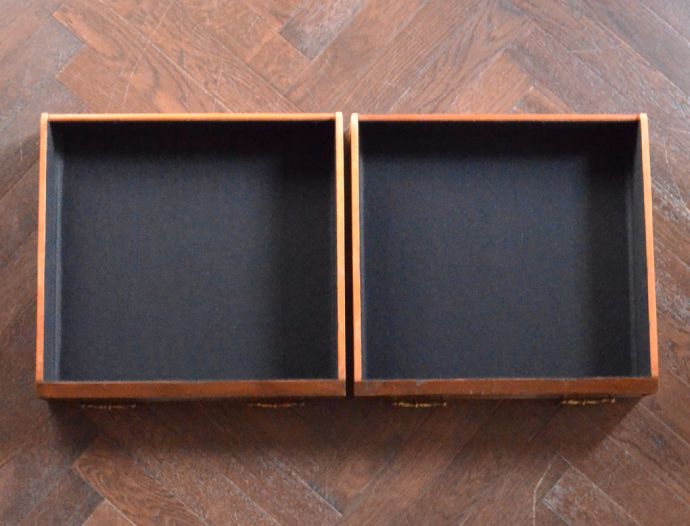 アンティークのキャビネット　アンティーク家具　クラシックなデザインのアンティーク英国家具、ウォルナット材のリビングボード（サイドボード）。引き出しは２杯あります。(q-715-f)