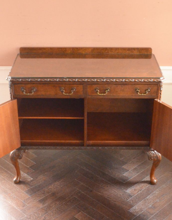 アンティークのキャビネット　アンティーク家具　クラシックなデザインのアンティーク英国家具、ウォルナット材のリビングボード（サイドボード）。扉内もボディと同じ色味で仕上がっています。(q-715-f)