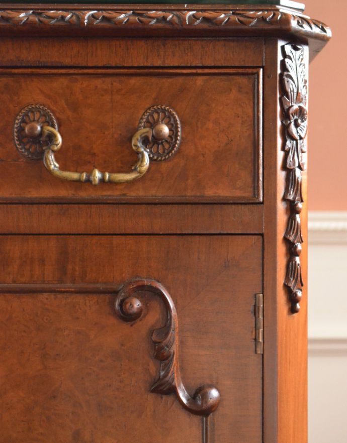 アンティークのキャビネット　アンティーク家具　クラシックなデザインのアンティーク英国家具、ウォルナット材のリビングボード（サイドボード）。風格と品があるので、リビングはもちろん、和室や書斎、客間にも最適。(q-715-f)