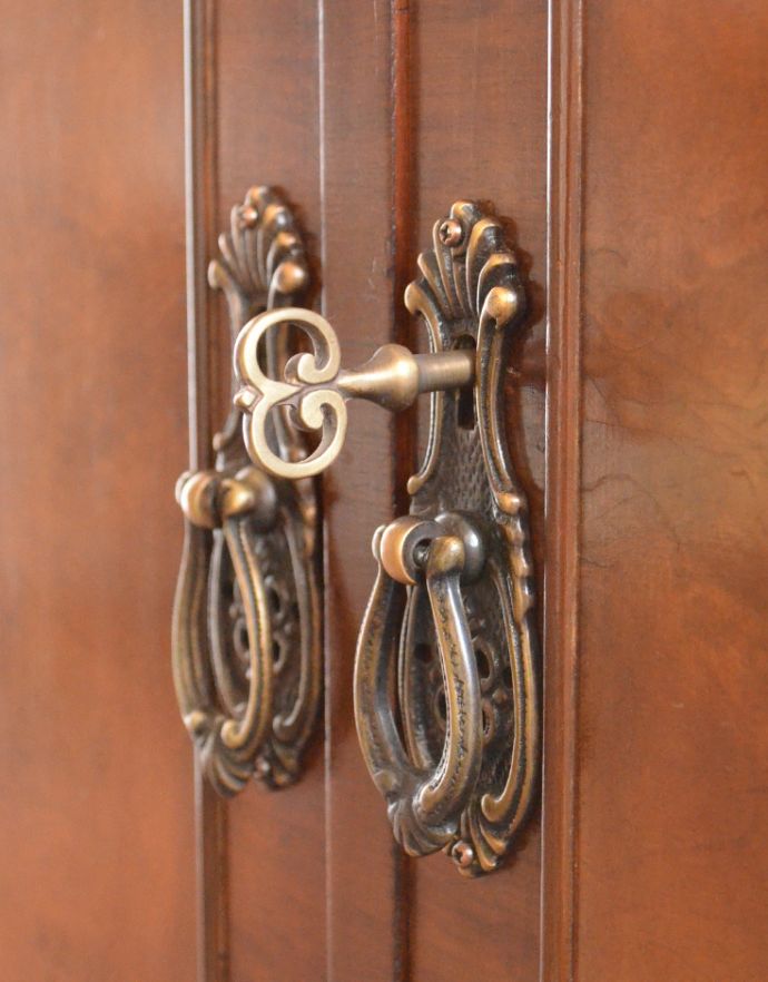 アンティークのキャビネット　アンティーク家具　クラシックなデザインのアンティーク英国家具、ウォルナット材のリビングボード（サイドボード）。扉にそれぞれ鍵穴が付いています。(q-715-f)