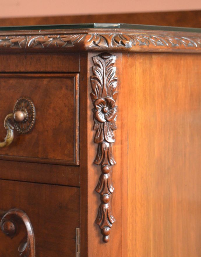 アンティークのキャビネット　アンティーク家具　クラシックなデザインのアンティーク英国家具、ウォルナット材のリビングボード（サイドボード）。扉の装飾は遠くから見ても存在感のあるキャビネットを演出してくれます。(q-715-f)