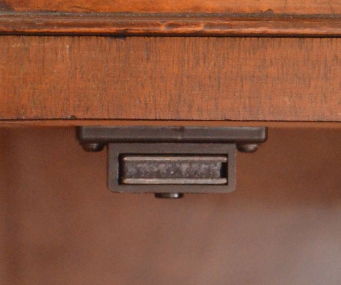 アンティークのキャビネット　アンティーク家具　クラシックなデザインのアンティーク英国家具、ウォルナット材のリビングボード（サイドボード）。扉にはマグネットが付いているので、開け閉めはスムーズです。(q-715-f)