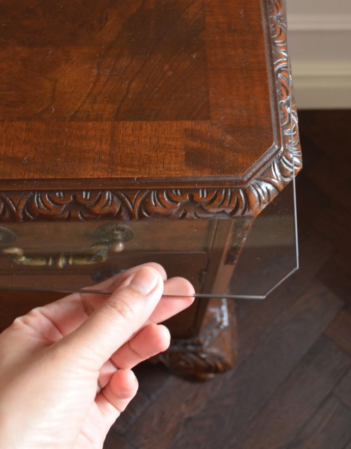 アンティークのキャビネット　アンティーク家具　クラシックなデザインのアンティーク英国家具、ウォルナット材のリビングボード（サイドボード）。天板には、ガラス板が乗っています。(q-715-f)