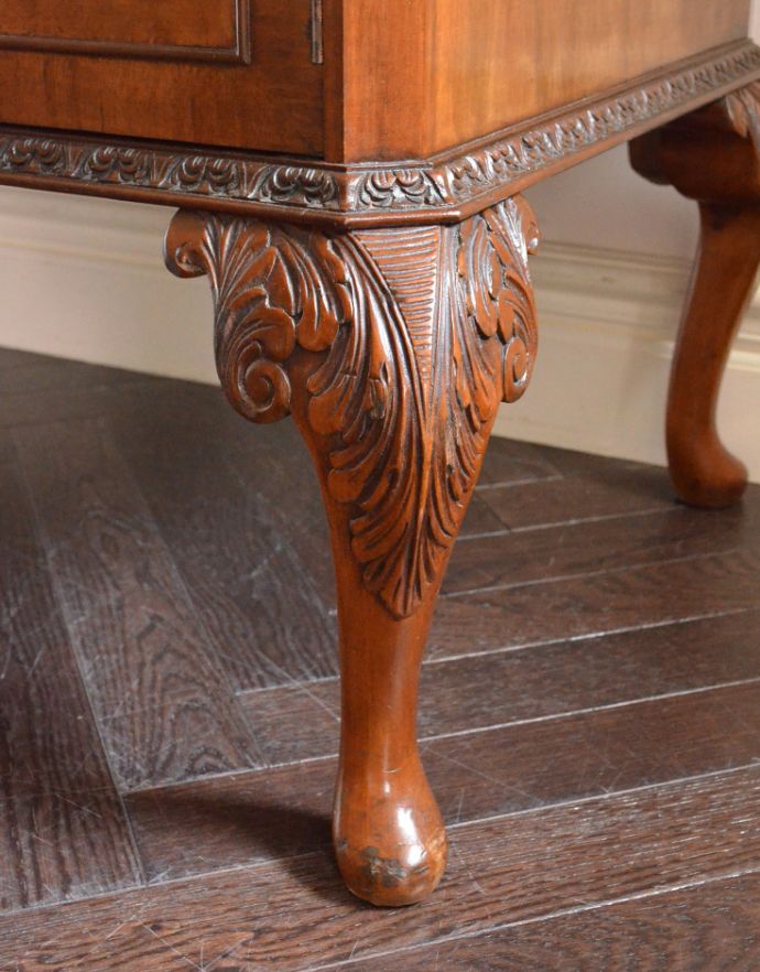 アンティークのキャビネット　アンティーク家具　クラシックなデザインのアンティーク英国家具、ウォルナット材のリビングボード（サイドボード）。贅沢なほどに施された彫りの装飾が美しい脚。(q-715-f)