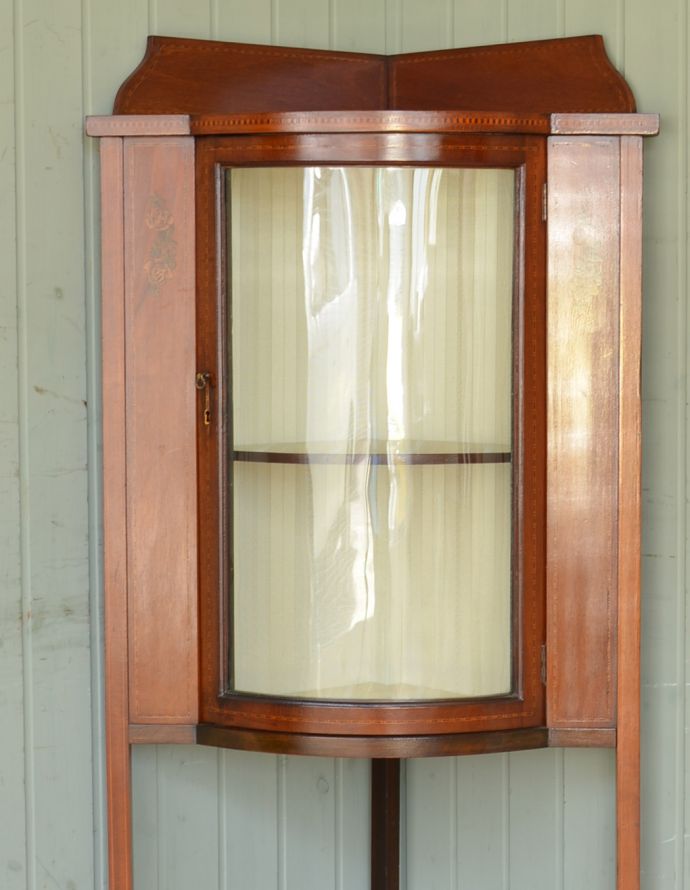 アンティークのキャビネット　アンティーク家具　角を有効に使うアンティーク家具、ガラスの曲線が美しいマホガニー材のコーナーキャビネット。扉にはめ込まれたガラスもアンティークのもの。(q-716-f)