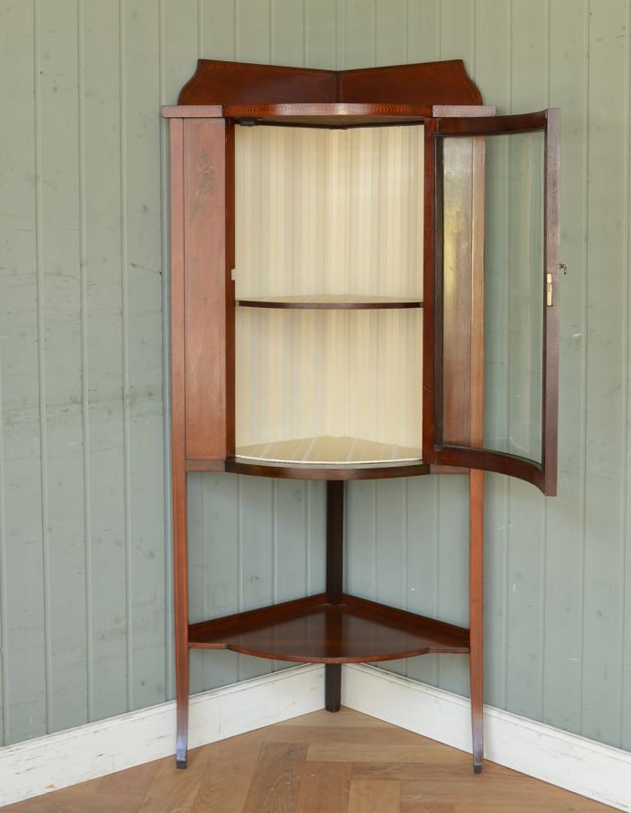 アンティークのキャビネット　アンティーク家具　角を有効に使うアンティーク家具、ガラスの曲線が美しいマホガニー材のコーナーキャビネット。棚も三角形。(q-716-f)