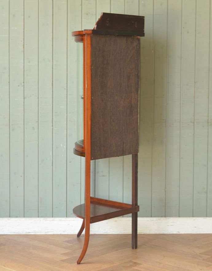 アンティークのキャビネット　アンティーク家具　角を有効に使うアンティーク家具、ガラスの曲線が美しいマホガニー材のコーナーキャビネット。丈夫に作られているので、長くお使いいただけます。(q-716-f)