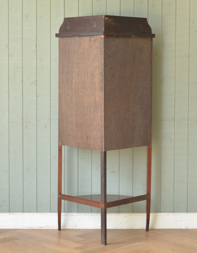 アンティークのキャビネット　アンティーク家具　角を有効に使うアンティーク家具、ガラスの曲線が美しいマホガニー材のコーナーキャビネット。きちんとメンテナンスしてあるので、裏側もキレイです。(q-716-f)