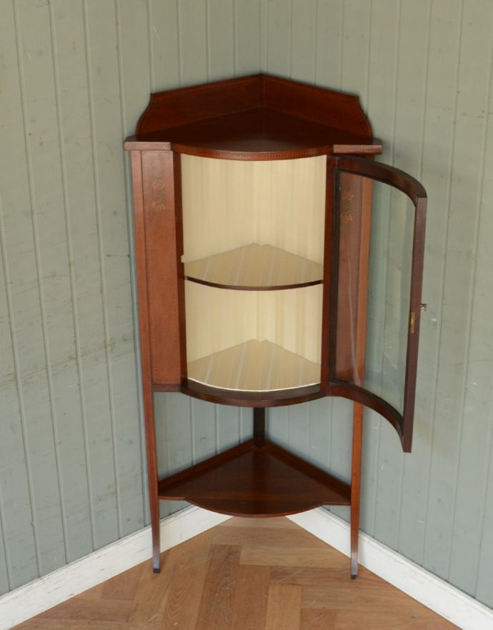 アンティークのキャビネット　アンティーク家具　角を有効に使うアンティーク家具、ガラスの曲線が美しいマホガニー材のコーナーキャビネット。内側はキレイな状態です。(q-716-f)