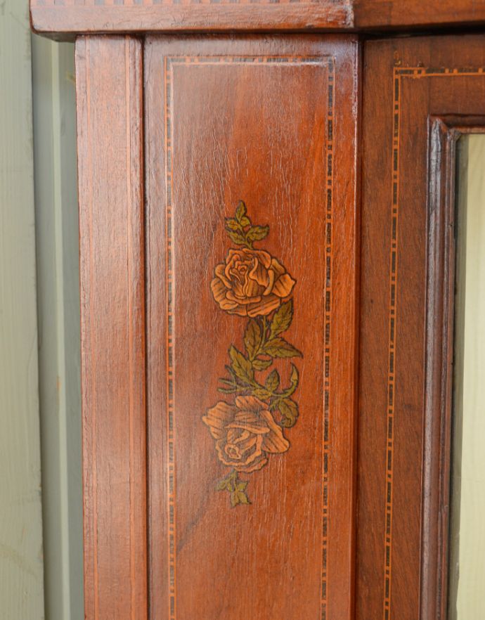 アンティークのキャビネット　アンティーク家具　角を有効に使うアンティーク家具、ガラスの曲線が美しいマホガニー材のコーナーキャビネット。両サイドにはさりげなく美しいバラが二輪描かれています。(q-716-f)