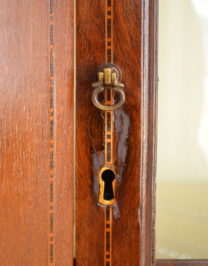 アンティークのキャビネット　アンティーク家具　角を有効に使うアンティーク家具、ガラスの曲線が美しいマホガニー材のコーナーキャビネット。扉の取っ手です。(q-716-f)