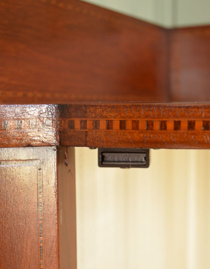 アンティークのキャビネット　アンティーク家具　角を有効に使うアンティーク家具、ガラスの曲線が美しいマホガニー材のコーナーキャビネット。扉にはマグネットが付いているので、開け閉めがスムーズです。(q-716-f)