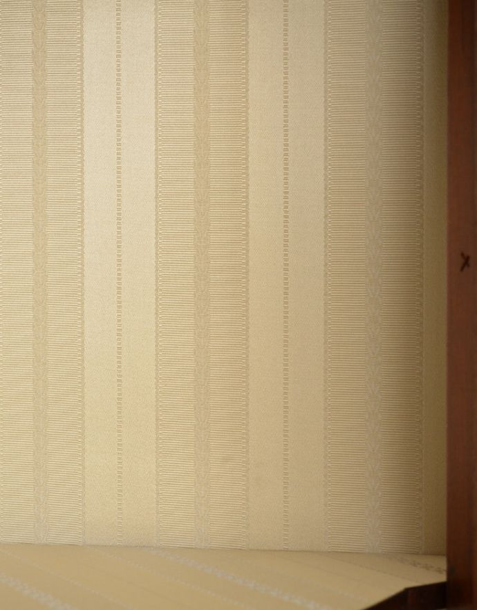 アンティークのキャビネット　アンティーク家具　角を有効に使うアンティーク家具、ガラスの曲線が美しいマホガニー材のコーナーキャビネット。内側は新しい布で張り替えました。(q-716-f)