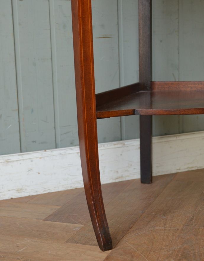 アンティークのキャビネット　アンティーク家具　角を有効に使うアンティーク家具、ガラスの曲線が美しいマホガニー材のコーナーキャビネット。スラーっとした長い脚でしっかりと家具を支えます。(q-716-f)