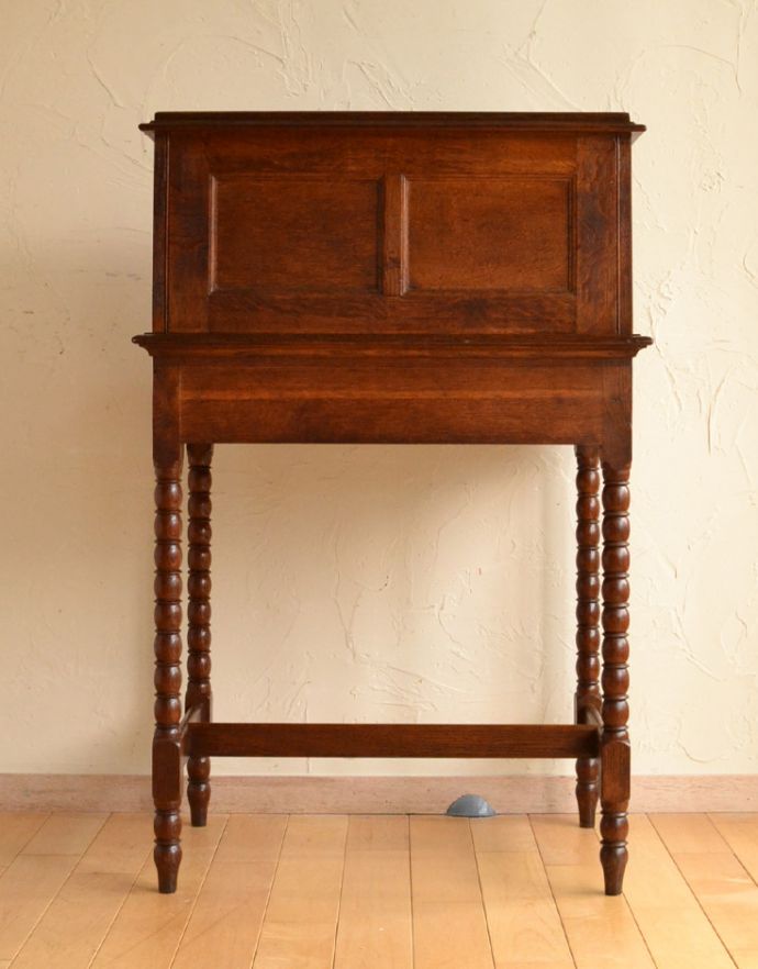 サイドバイサイド　アンティーク家具　英国の書斎で使えるアンティーク家具、可憐な脚が素敵なビューロー（デスク）。きちんとメンテナンスしてあるので、裏側もキレイです。(q-718-f)