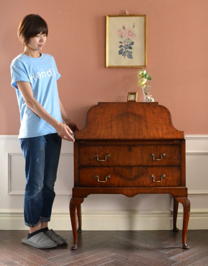 ビューロー　アンティーク家具　ウォルナット材のアンティーク英国家具、曲線の美しいライティングビューローデスク。置いておくだけでも絵になる美しい佇まいです。(q-719-f)