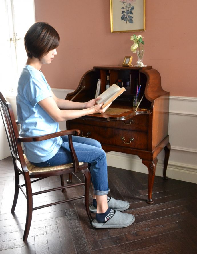 ビューロー　アンティーク家具　ウォルナット材のアンティーク英国家具、曲線の美しいライティングビューローデスク。台を下ろせば机になる、実用的なアイデア家具です。(q-719-f)