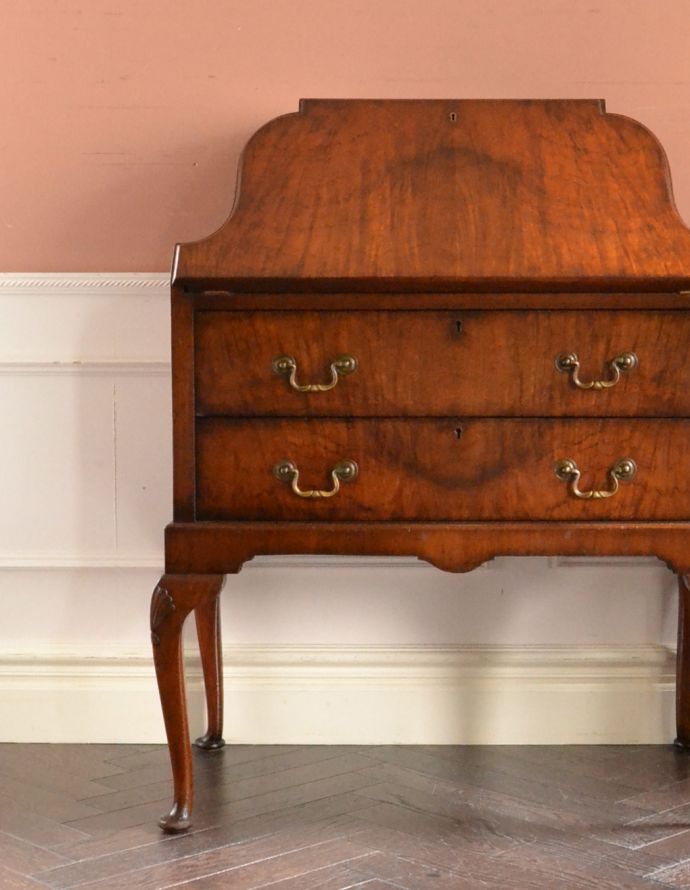 ビューロー　アンティーク家具　ウォルナット材のアンティーク英国家具、曲線の美しいライティングビューローデスク。ウォルナット材の木目が美しく、上品で高級感があふれています。(q-719-f)